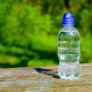 Gesloten flesje water bewaren