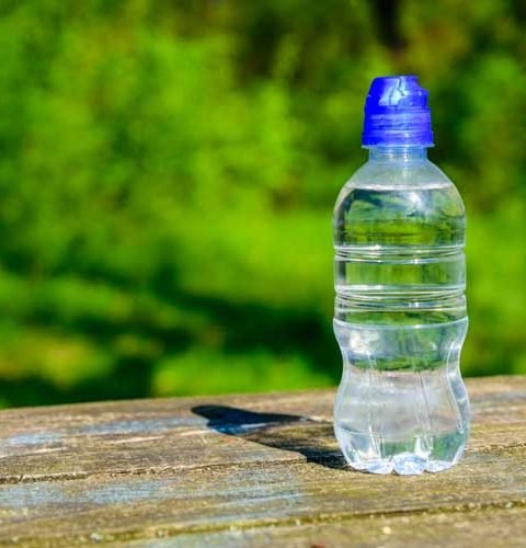 Gesloten flesje water bewaren